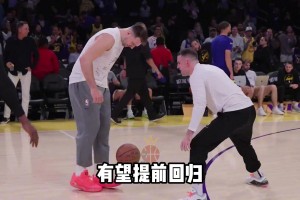 氛围不错！火箭险胜勇士之后 全队在更衣室外拉伸顺便练核心